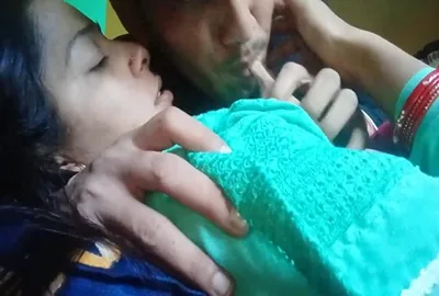 Dhokebaaz biwi ne lover se kiss kiya aur apni chuchiyan chuswayi