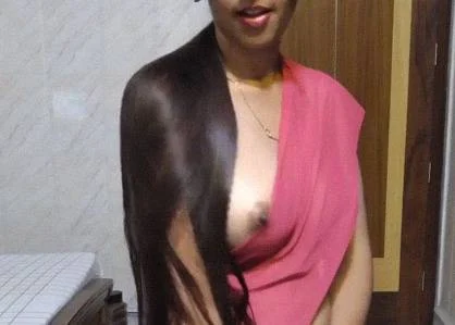 Saree ke andar chhupa nanga treasure dikhaya ja raha hai hot show mein